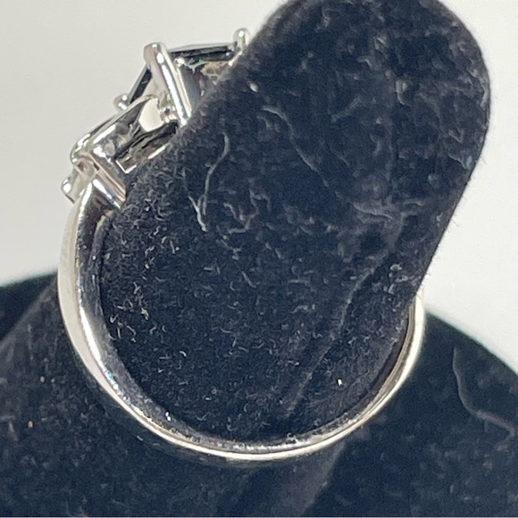 Black Stone Ring with Baguette Rhinestone Details Size 6.75 - Picture 5 of 6